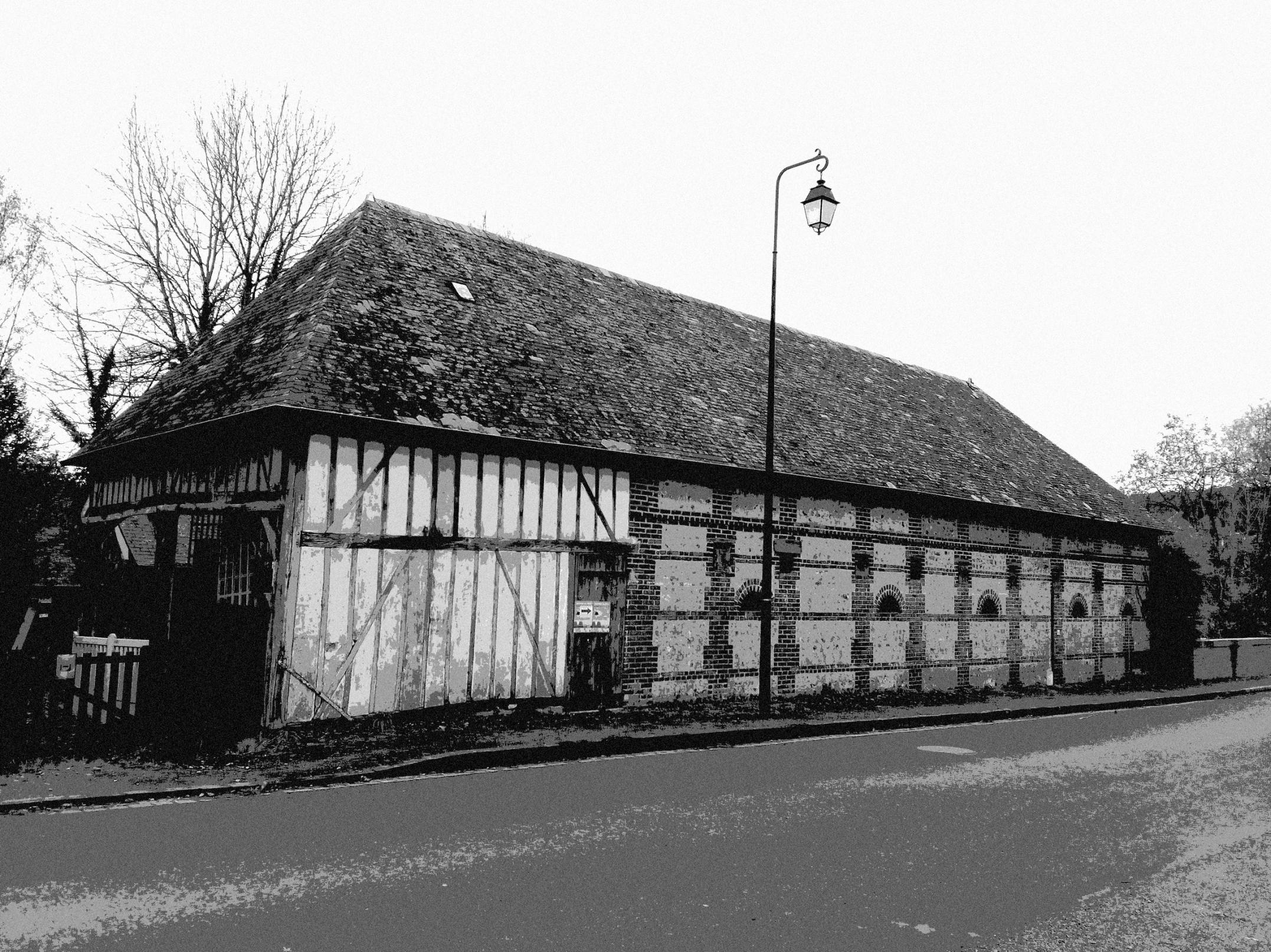  Photo de la salle de spectacle vue de l'extérieur : un pressoir normand 